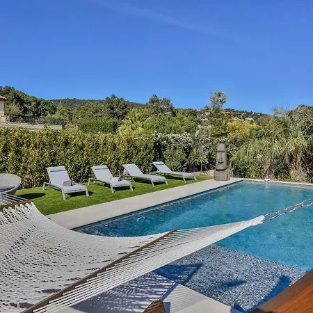 Luxuriose Mit Meeresblick Und Pool In Der Nahe Vom Golfplatz Villa